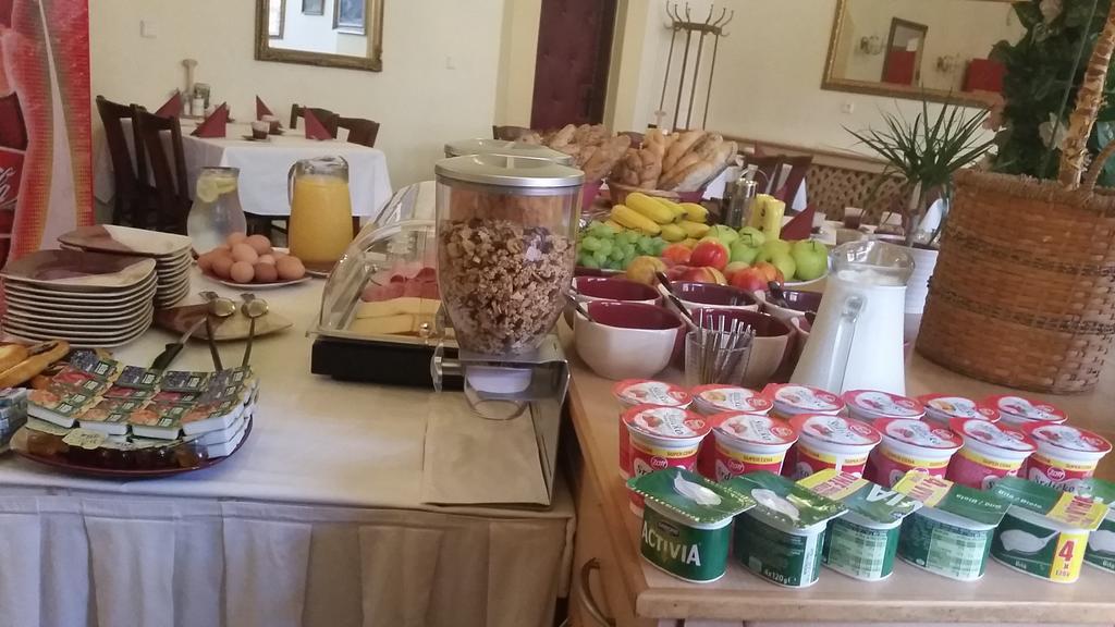 Hotel Bila Ruze Страконице Экстерьер фото