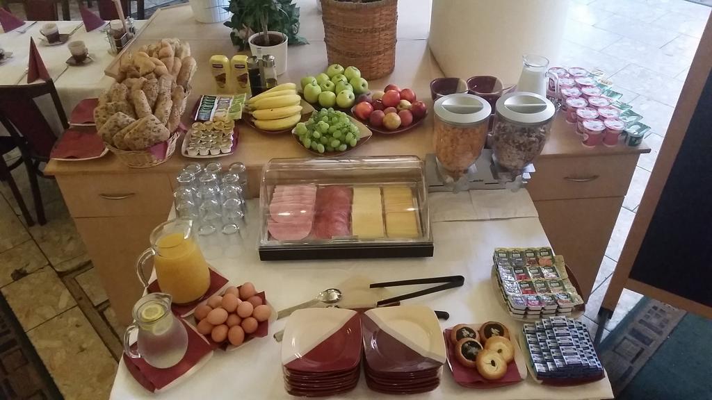 Hotel Bila Ruze Страконице Экстерьер фото